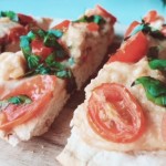 Vegan mozzarella pizza met tomaten en basilicum