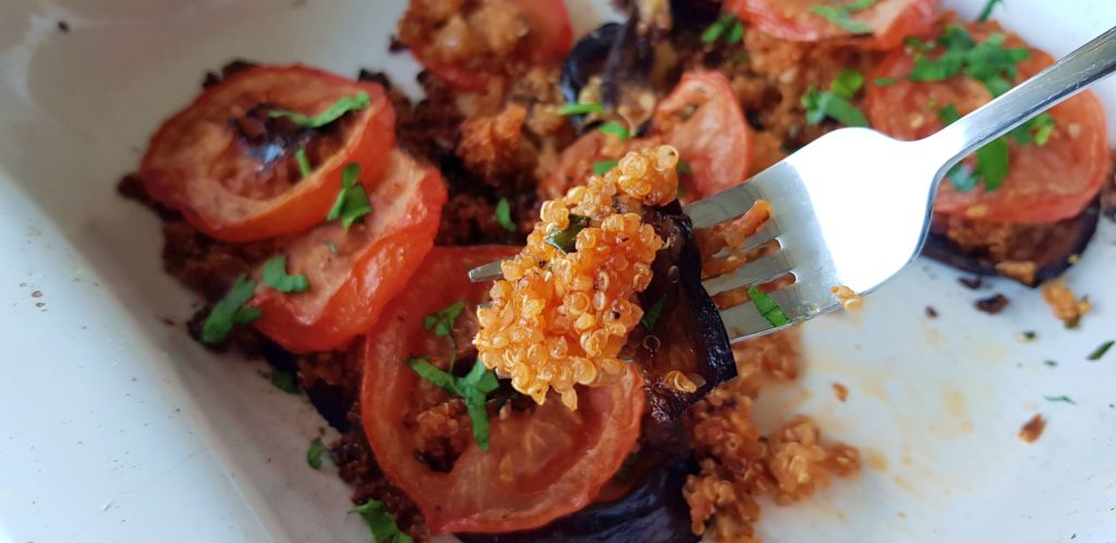 Geroosterde aubergine met tomaten en quinoa